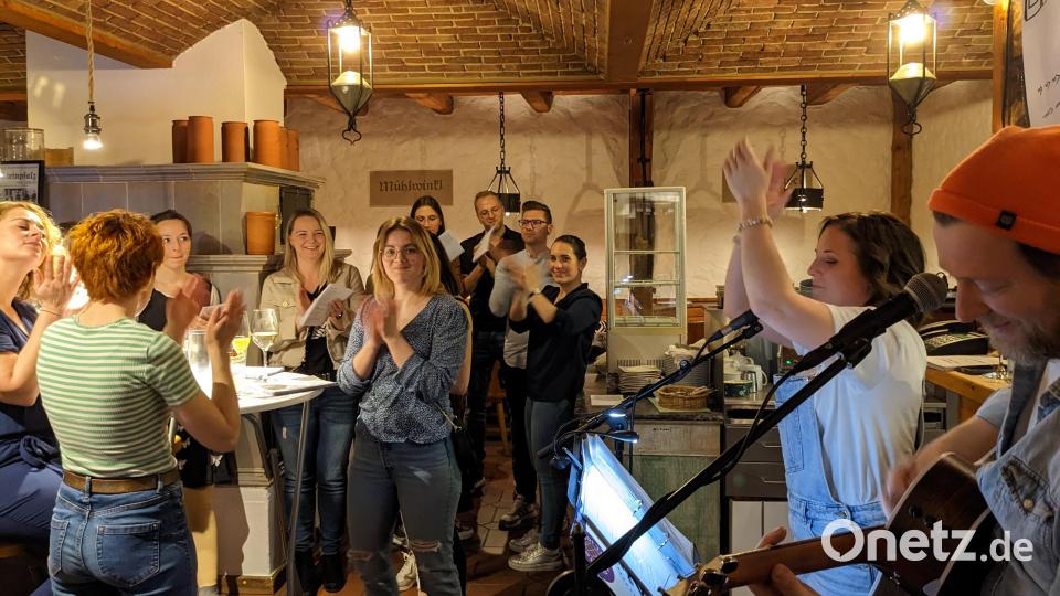 Wer nicht selbst dabei war, glaubt es kaum: Das Publikum von fünfundzwanzig bis fünfundsiebzig singt mit, was das Zeug hält. Bild: eib