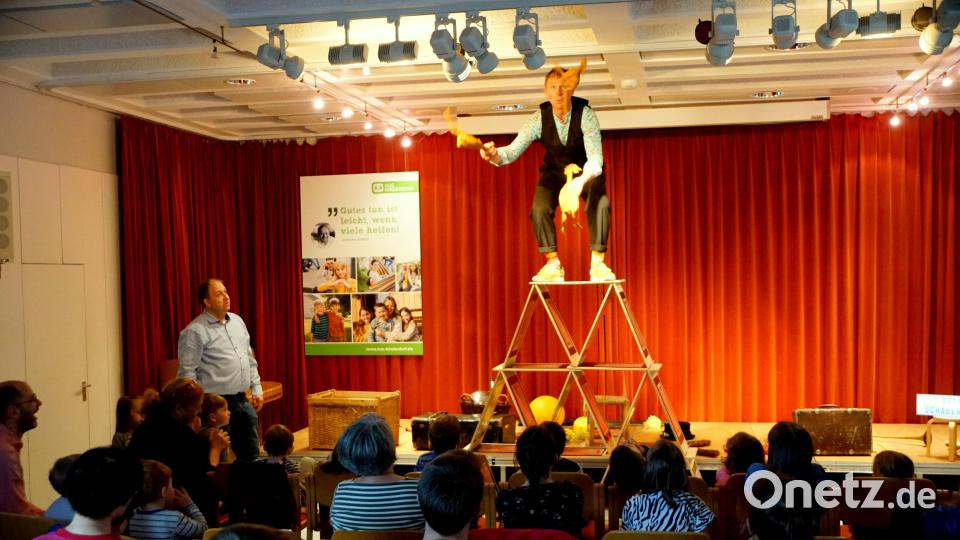 Das „Gockerlhaus“ hatte am Schluss drei Etagen. Ganz oben stand der Sepp und jonglierte mit drei Gummihühnern. Bild: Picasa