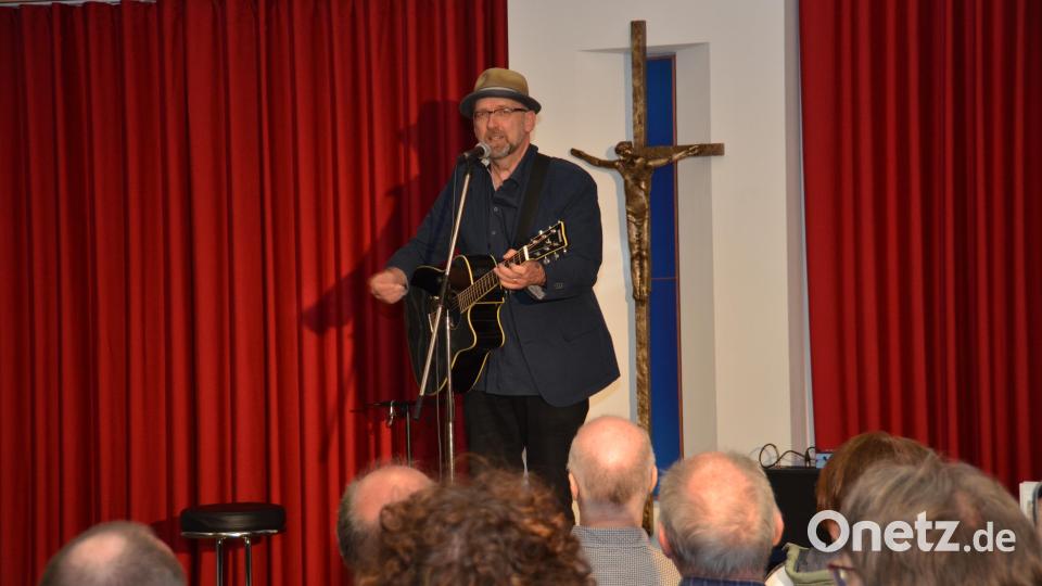 Hubert Treml begeistert bei seinem Gastspiel im voll besetzten Pfarrsaal die Zuhörer. Bild: dob