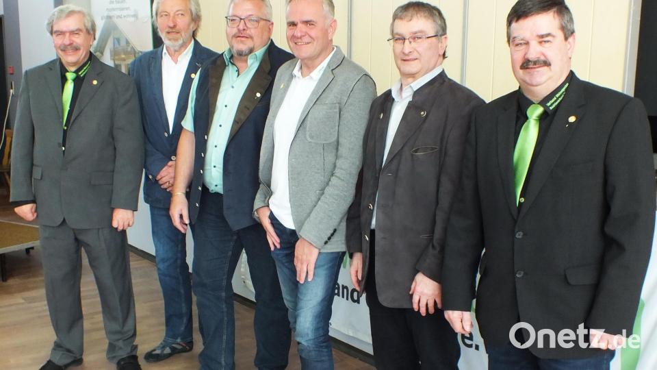 Die geschäftsführende Vorstandschaft bis 2027 (v.li.): Bezirksvorsitzender Reinhard Ott, stellvertretende Vorsitzende Arthur Weber, Hans-Jürgen Meier, Bernhard Jobst, Franz Heininger und Helmut Grünbauer. Bild: St. Zrenner