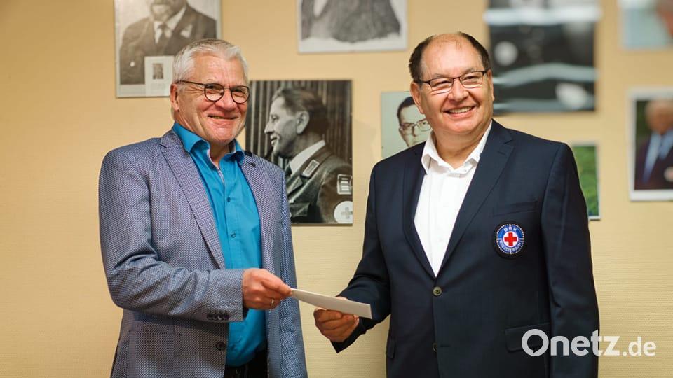 Zweiter Bürgermeister Norbert Gradl überreicht dem Vorsitzenden Ernst Schalanda eine Spende. Bild: Tassilo Kasseckert/exb