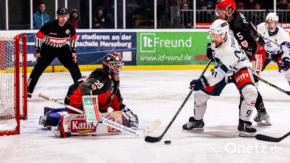 Szenen aus dem vierten Play-off-Halbfinale zwischen den Saale Bulls Halle und den Blue Devils Weiden (weiße Trikots). Bild: Werner Moller