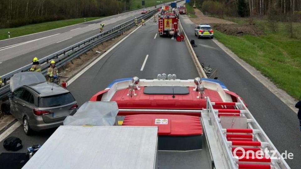 Nach dem Unfall wurde die Autobahn zwischen den Anschlussstellen Teublitz und Ponholz in südlicher Richtung viele Stunden lang gesperrt. Bild: Feuerwehr Teublitz/Feuerwehr Ponholz/exb