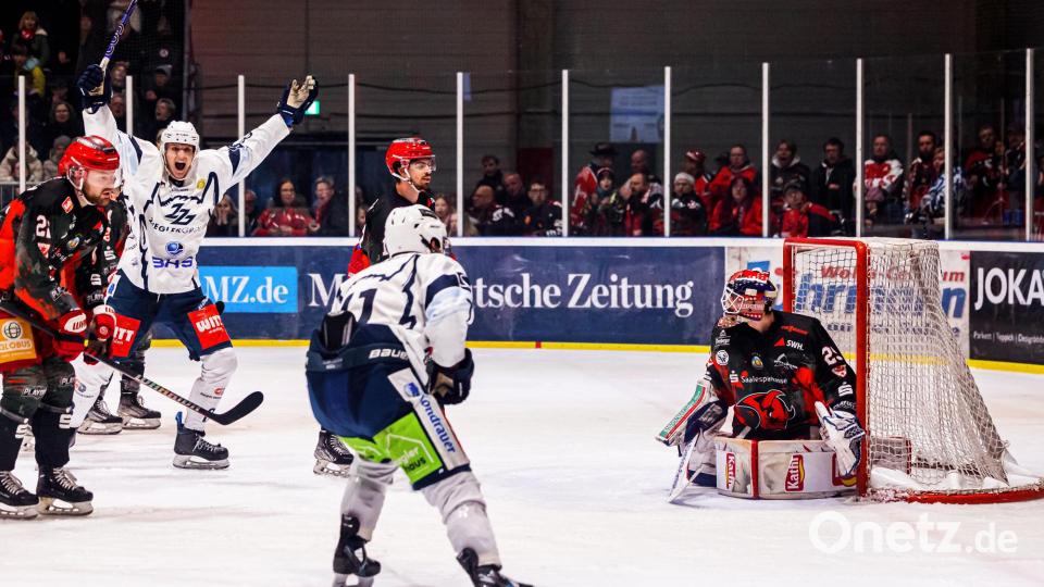 Szenen aus dem vierten Play-off-Halbfinale zwischen den Saale Bulls Halle und den Blue Devils Weiden (weiße Trikots). Bild: Werner Moller
