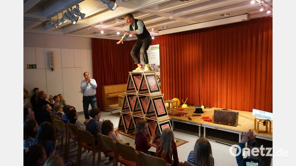 Das „Gockerlhaus“ hatte am Schluss drei Etagen. Ganz oben stand der Sepp und jonglierte mit drei Gummihühnern. Bild: bkr