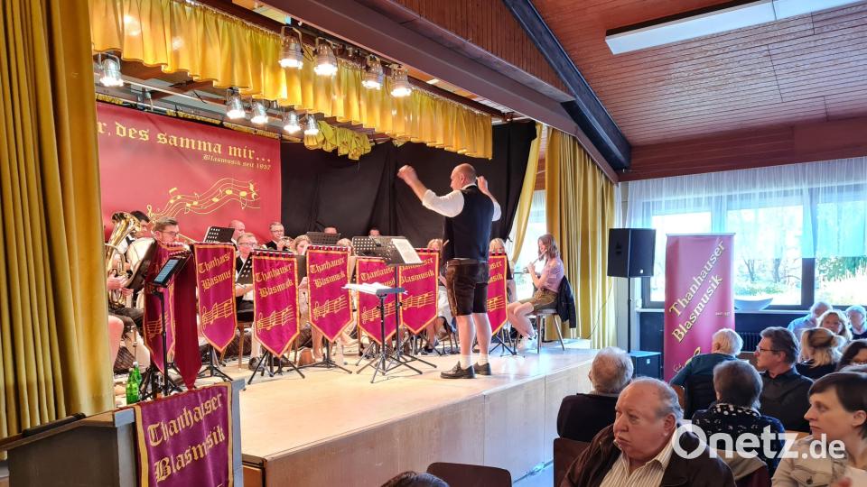 Alexander Franz dirigierte beim Blasmusikabend zum letzten Mal die Thanhauser Blaskapelle in der ausverkauften Mehrzweckhalle Thanhausen. Bild: rdh
