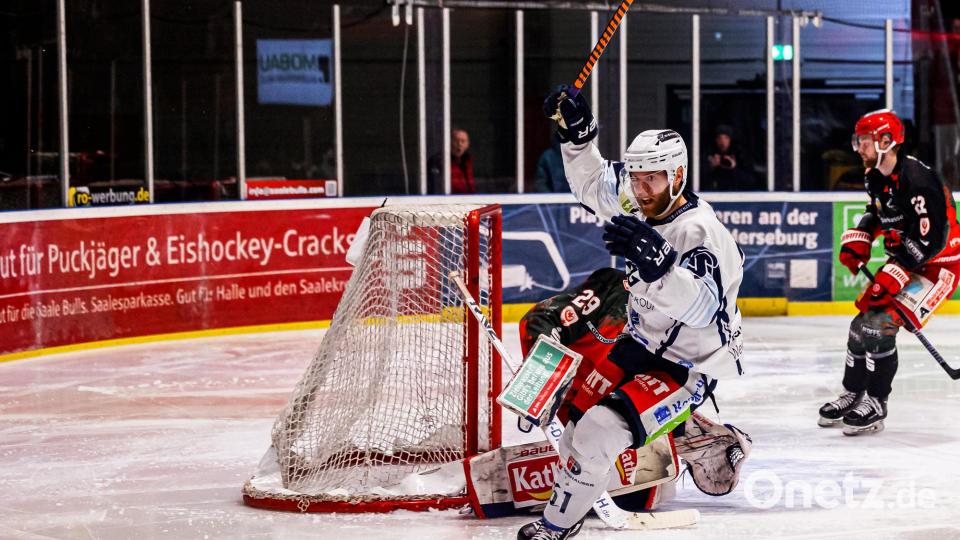 Szenen aus dem vierten Play-off-Halbfinale zwischen den Saale Bulls Halle und den Blue Devils Weiden (weiße Trikots). Bild: Werner Moller