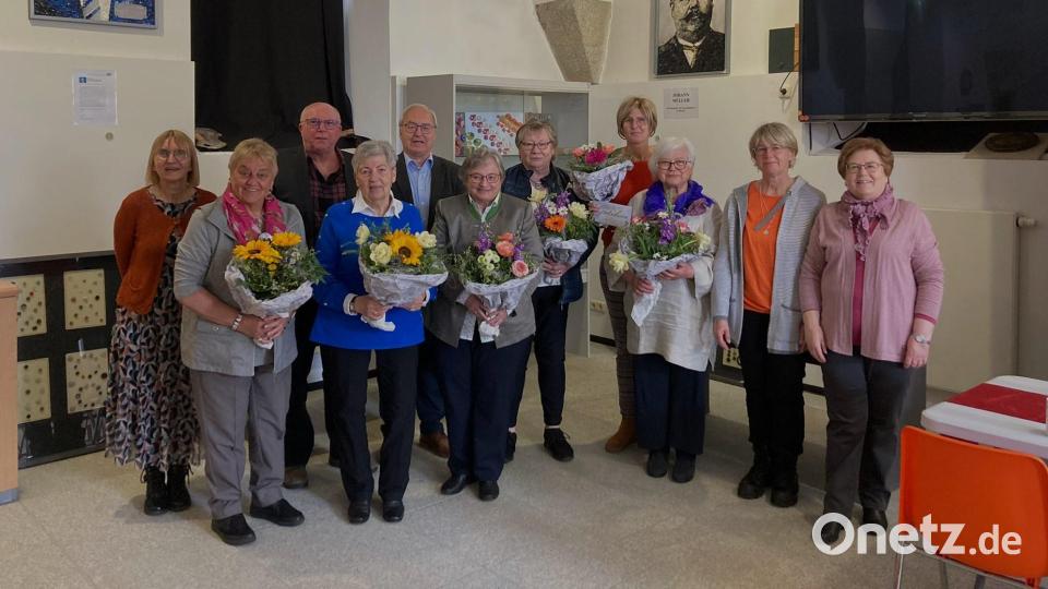 Mit Blumen und Geschenken bedankte sich Dritter Bürgermeister Gottfried Beer (Mitte hinten) im Namen der Stadt Bärnau als Träger des Deutschen Knopfmuseums bei den Künstlerinnen und Künstlern für die schöne Sonderausstellung. Bild: ubb