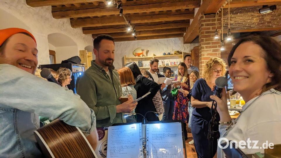 Franzi und Sven von "Gwasch" begeistern das Publikum im Weiherblasch in Schönsee mit Liedern, die so gut wie jeder kennt. Bild: eib