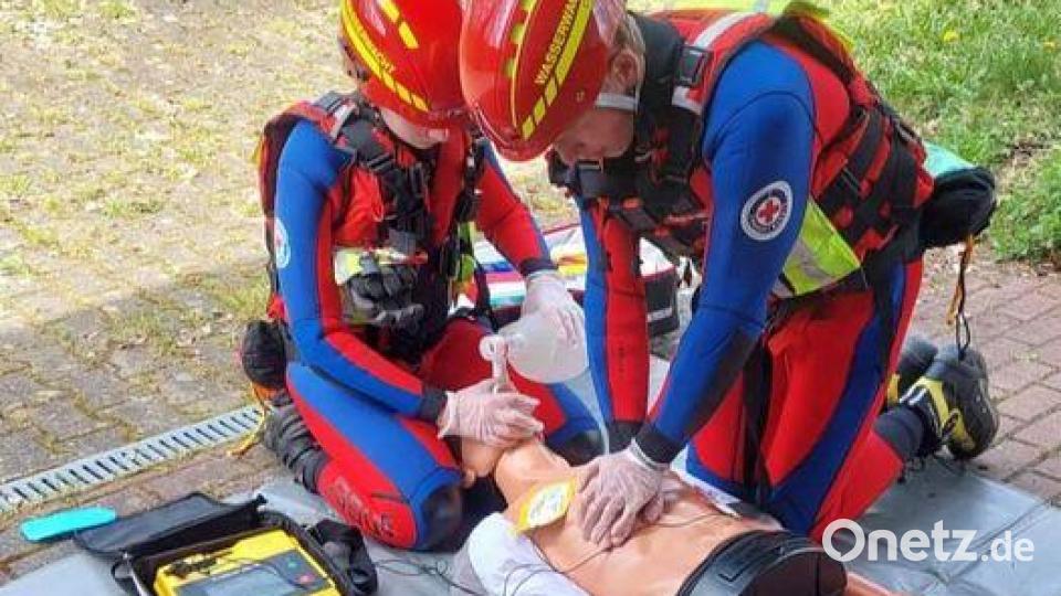 Herz-Lungen-Wiederbelebung mit dem Automatisierten externen Defibrillator in Zwei-Helfer-Methode. Bild: Wasserwacht/exb