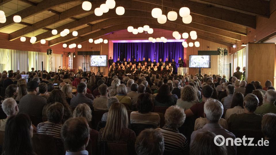Rund 450 Zuhörer füllten die Mehrzweckhalle beim Jubiläumskonzert von &quot;All Generations&quot;. Bild: All Generations/Michael Birkhan/exb