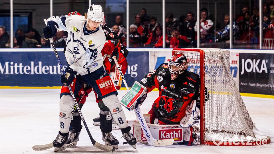 Szenen aus dem vierten Play-off-Halbfinale zwischen den Saale Bulls Halle und den Blue Devils Weiden (weiße Trikots). Bild: Werner Moller