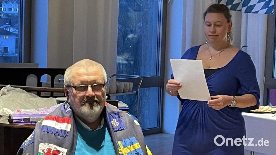 Die wiedergewählte internationale Vorsitzende Aurora Dellstig aus Göteborg dankt ihrem Vorgänger, dem Neustädter Gerhard Steiner, für sein langjähriges Engagement als Vorsitzender. Bild: OF Bayern/exb