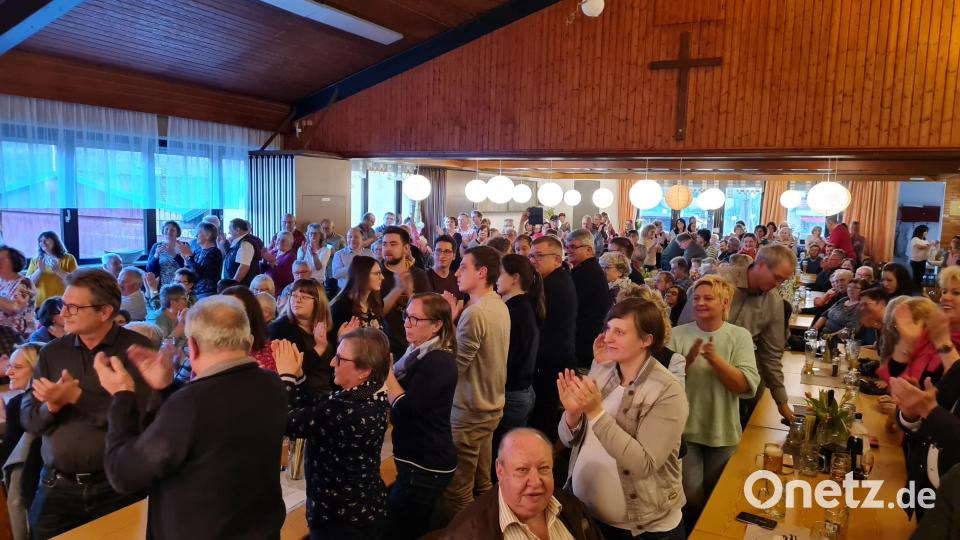 Stehende Ovationen erhielt die Blaskapelle Thanhausen zum Ende des erfolgreichen Blasmusikabends. Bild: rdh