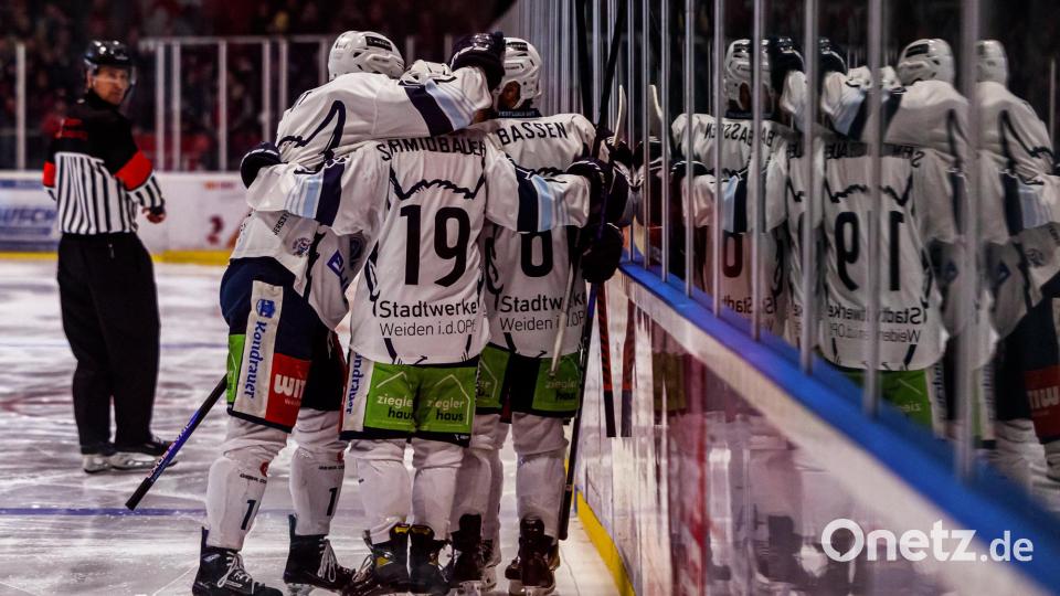 Szenen aus dem vierten Play-off-Halbfinale zwischen den Saale Bulls Halle und den Blue Devils Weiden (weiße Trikots). Bild: Werner Moller