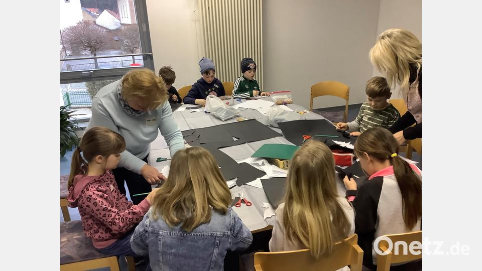 Beim Basteln konnte man sich hautnah mit Fledermäusen und Gespensterhänger beschäftigen. Bild: rpp