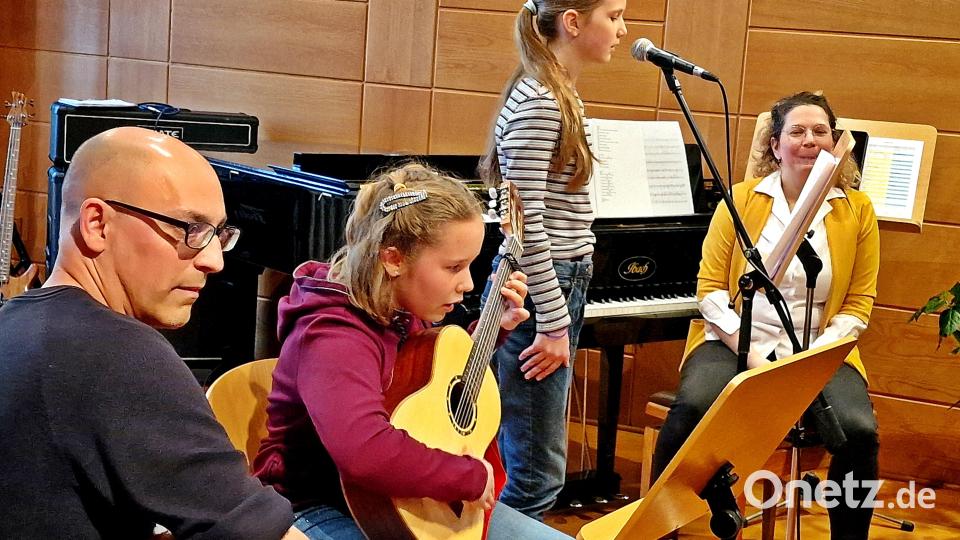 Erste Auftritt für Musikschüler der Franz-Grothe-Musikschule. Von links: Andreas Wildenauer, Stefanie Falkert (Gitarre) , Emilija Pezer (Gesang) sowie Lehrerin Annika Fischer. Bild: R. Kreuzer