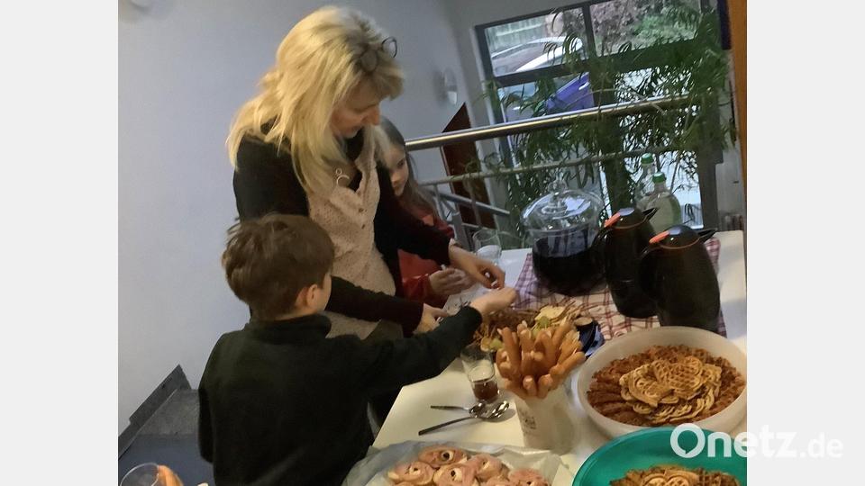Auch das Angebot des Buffets wurde gerne angenommen, obwohl es „abgeschnittene Finger“, „Blutbowle mit Augen“, Schnittchen mit „Augen“ und Spinnentiere und mehr gab. Bild: rpp