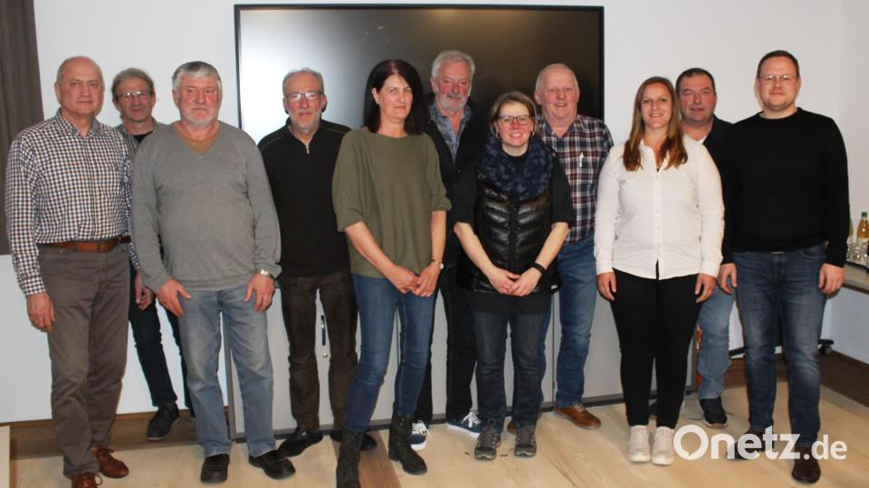 Die Vorstandschaftsmitglieder der Dorferneuerung Thanstein mit dem neuen Vorsitzenden vom Amt für Ländliche Entwicklung (ALE) Christian Keller (rechts), Bürgermeister Walter Schauer (links) und der stellvertretenden Vorsitzenden vom ALE Sarah Weiß (Dritte von rechts) Bild: mnt