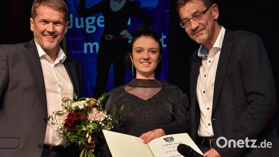 Kulturförderpreisträgerin Nummer zwei: Rose Reinprecht mit ihren Laudatoren Stefan Reindl und Reiner Volkert. Bild: Stephan Huber