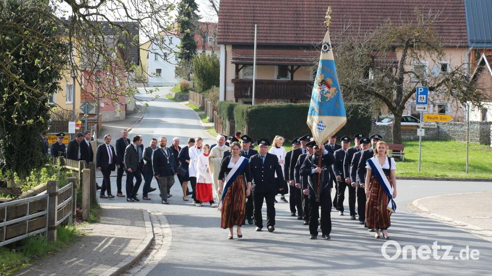 Ein langer Festzug bewegte sich durch das Dorf zum Kriegerdenkmal, wo der Festgottesdienst stattfand. Anschließend ging es zurück zum Schützenhaus zum Festakt. Bild: rpp
