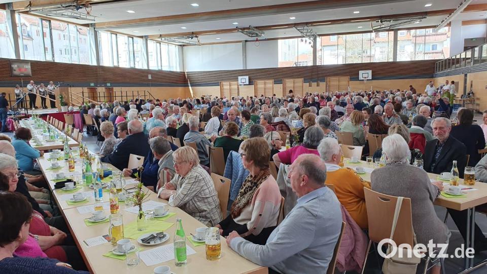 Die Sportarena in Speichersdorf war nahezu voll besetzt. Bild: jsa