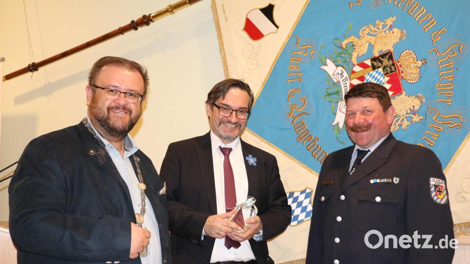 Bürgermeister Hans Walter, Dr. Dario Vidojković und KSK-Vorsitzender Michael Pühl (von links) Bild: rpp
