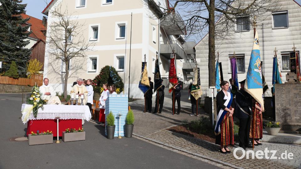 Den Festgottesdienst zelebrieren Pfarrer Heribert Stretz und der Militärgeneralvikar Monsignore Reinhold Bartmann aus Berlin. Bild: rpp