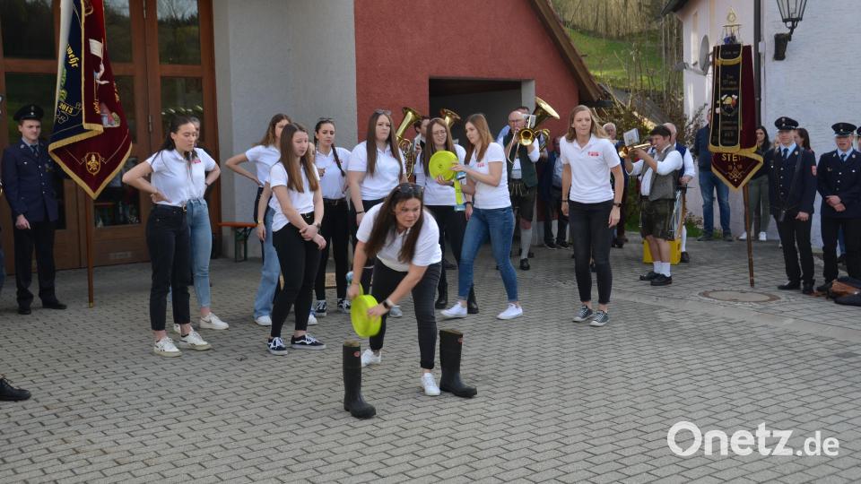 Schwierig gestaltete sich die Treffsicherheit mit den eingerollten Saugschläuchen mit Wasser befüllte Flaschen umzukegeln, denn der Schlauch rollte oft in eine ganz andere Richtung als anvisiert. Bild: dob