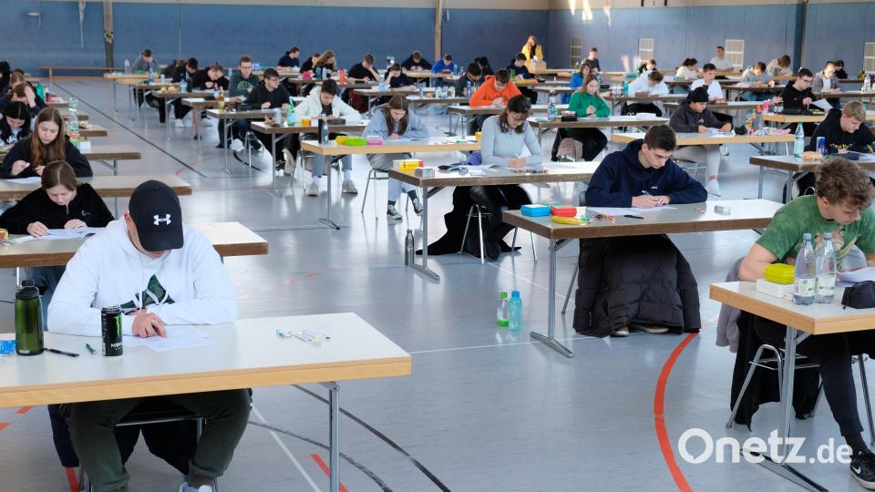 78 Schülerinnen und Schüler des Gymnasiums Eschenbach starteten gestern in der Mehrzweckhalle im Fach Deutsch in das Abitur 2023. Bild: do