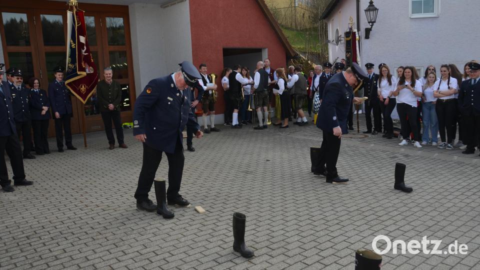 Einen Gummistiefel-Parcours auf drei kleinen Brettern zu umrunden, erforderte eine gewisse Geschicklichkeit. Bild: dob