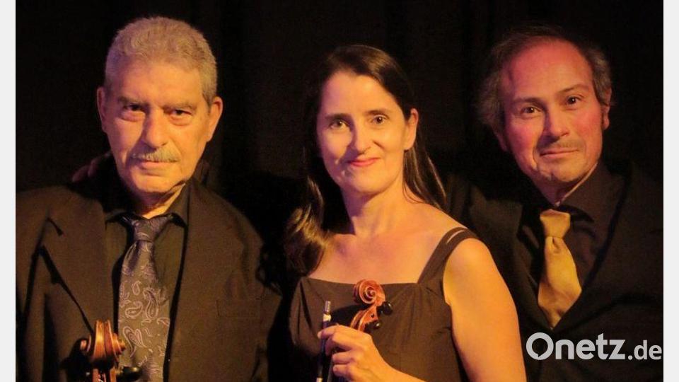 Mit dem Klaviertrio "TRIOnfal" mit der aus Vohenstrauß stammenden Künstlerin Susanne Hofmann (Violine), Carlos Nozzi am Violoncello (links) und Gustavo la Cruz am Klavier (rechts) steht im Rathaussaal Vohenstrauß am Samstag, 6. Mai, um 19 Uhr ein konzertanter argentinischer Tango auf dem Programm. Bild: exb/Ingo Schmidt-Lucas