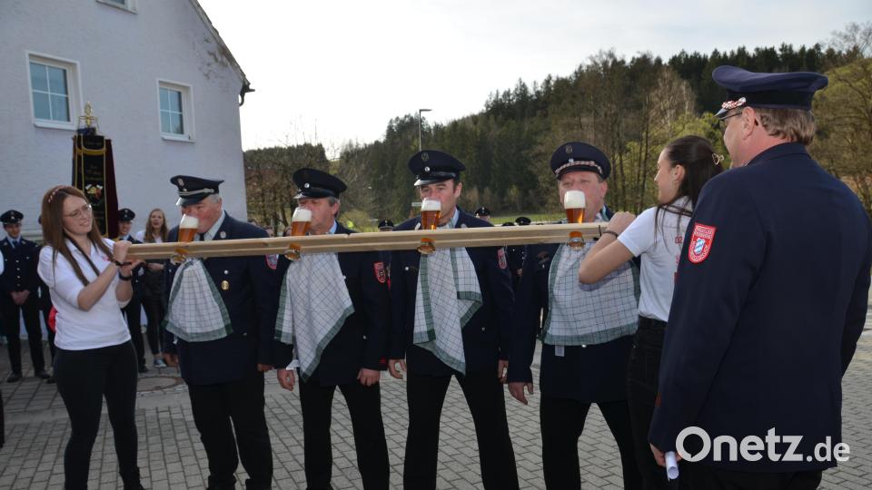 Ein rund zwei Meter langes „Servierbrett“ mit gefüllten Weizenbiergläsern, die gleichzeitig von zwei Festdamen zum Trinken gereicht und geleert werden sollen, steht als erste Aufgabe an. Bild: dob