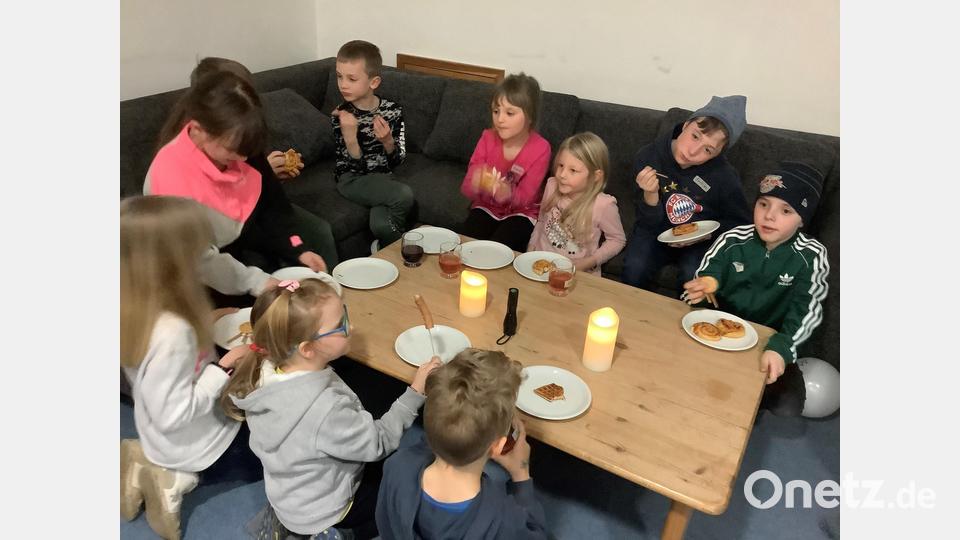 Gruselig ging es bei der Büchereiaktion der Schmökerstube zu. Nur von wenigen Lichterketten und LED-Kerzen erhellt, konnten die Kinder ihre Phantasie entwickeln, als Gruselgeschichten erzählt wurden. Bild: rpp