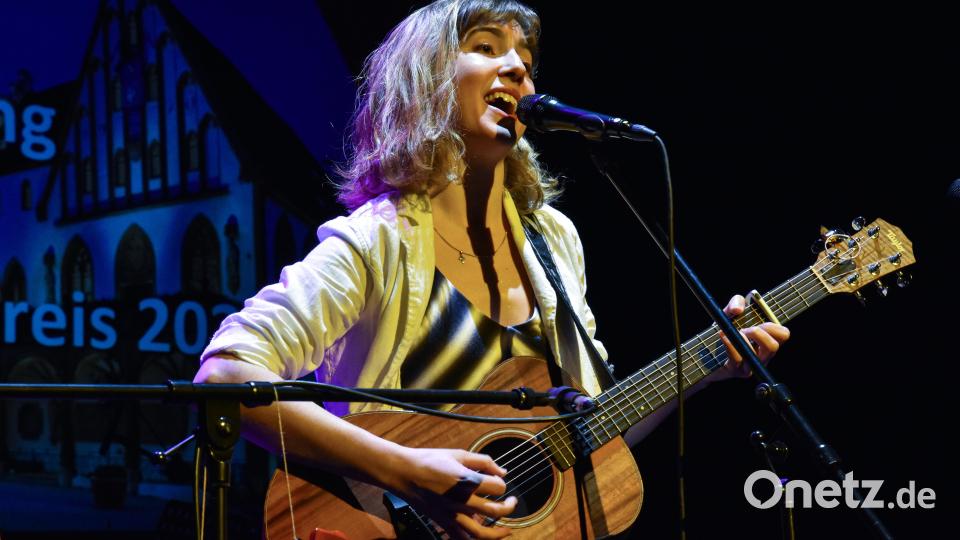 &quot;Ach Du liebes&quot;, heißt die Ode von Amelie Klug an ihr Handy. Bild: Stephan Huber