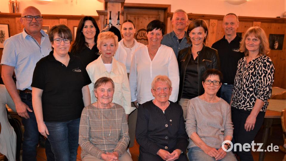 Jahrzehntelang treue Mitglieder ehrte der TV Waldsassen bei der Jahreshauptversammlung. Im Bild die Geehrten für 25, 40. 50 und 75 Jahre Treue zum Verein, mit (von links) Stadtrat Bernhard Lux und Vorsitzender Regina Gerl. Bild: jr