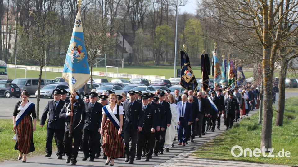 Unmittelbar nach dem Salut setzte sich der Festzug, angeführt von den Festdamen und der Vereinsfahne der KSK, in Bewegung. Bild: rpp