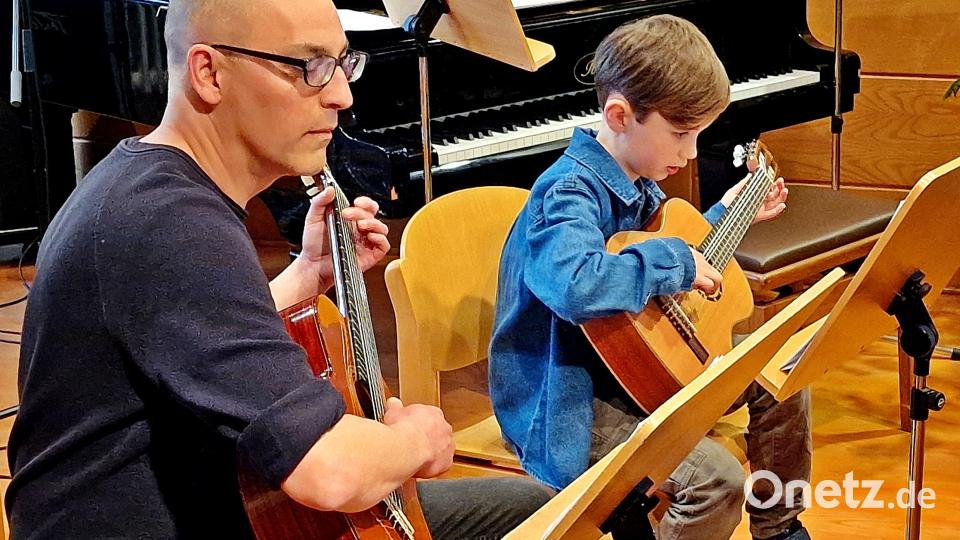 Leon Ebnet mit Lehrer Wildenauer beim Solovorspiel Bild: R. Kreuzer