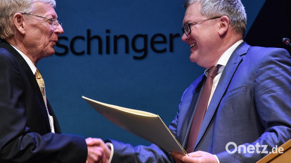 Der Oberbürgermeister persönlich überreicht den Kulturpreis. Bild: Stephan Huber