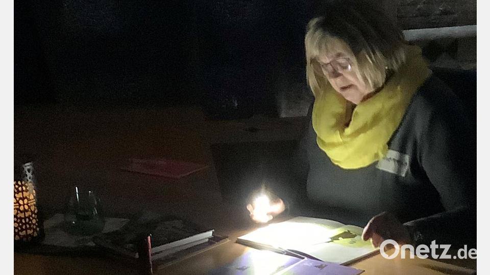 Gruselig ging es bei der Büchereiaktion der Schmökerstube zu. Nur von wenigen Lichterketten und LED-Kerzen erhellt, konnten die Kinder ihre Phantasie entwickeln, als Gruselgeschichten erzählt wurden. Bild: rpp