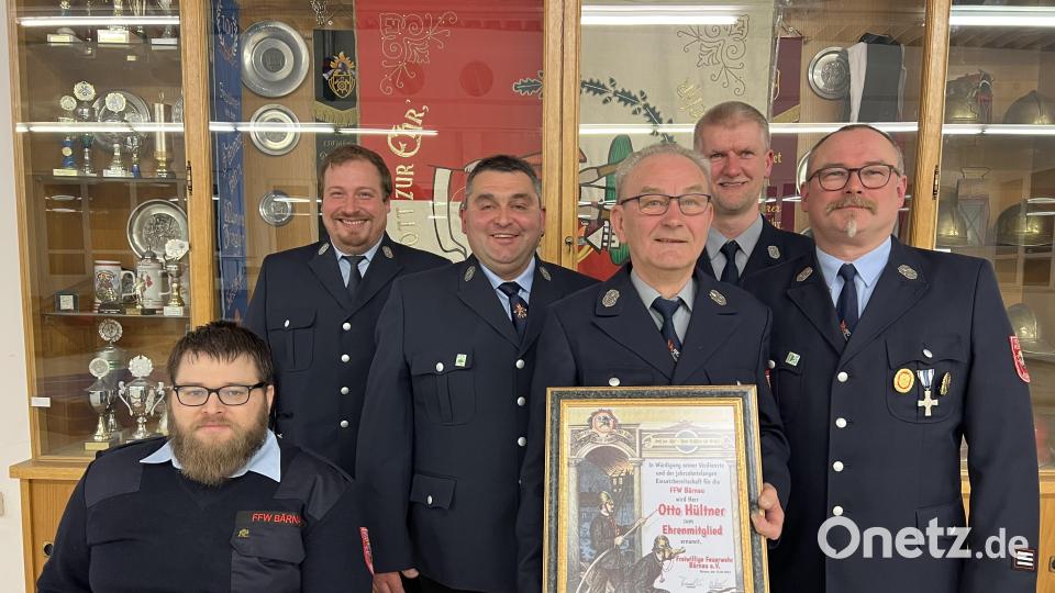 Die Feuerwehr Bärnau ernannte Otto Hültner zum Ehrenmitglied. Es gratulierten (von links) Zweiter Vorsitzender Florian Schwägerl, Zweiter Kommandant Christian Schedl, Kommandant Michael Zintl sowie Vorsitzender Gerald Freundl und Kassier Peter Schaller (von rechts). Bild: Christian Schedl/exb