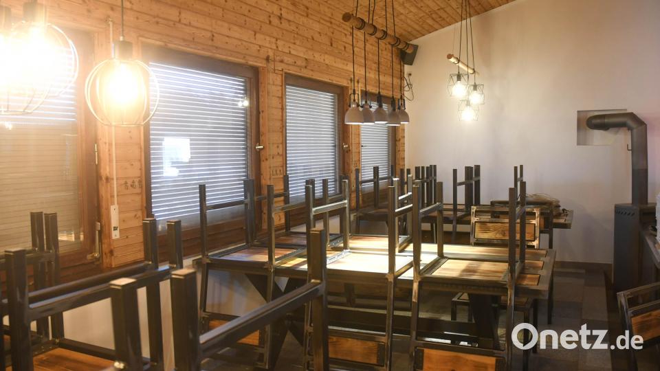 Ab dem 27. April sollen die Tische gedeckt sein und die Stühle im Postkeller-Sportheim für Gäste bereit stehen. Bild: Gabi Schönberger