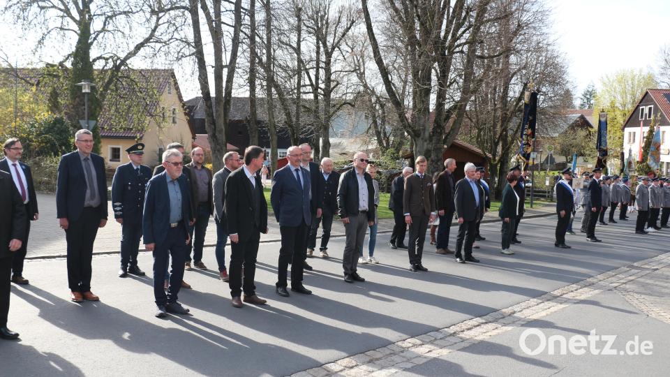 Der Festzug ist beim Kriegerdenkmal angekommen. Alle hörten auf das Kommando des KSK-Vorsitzenden Michael Pühl. Bild: rpp