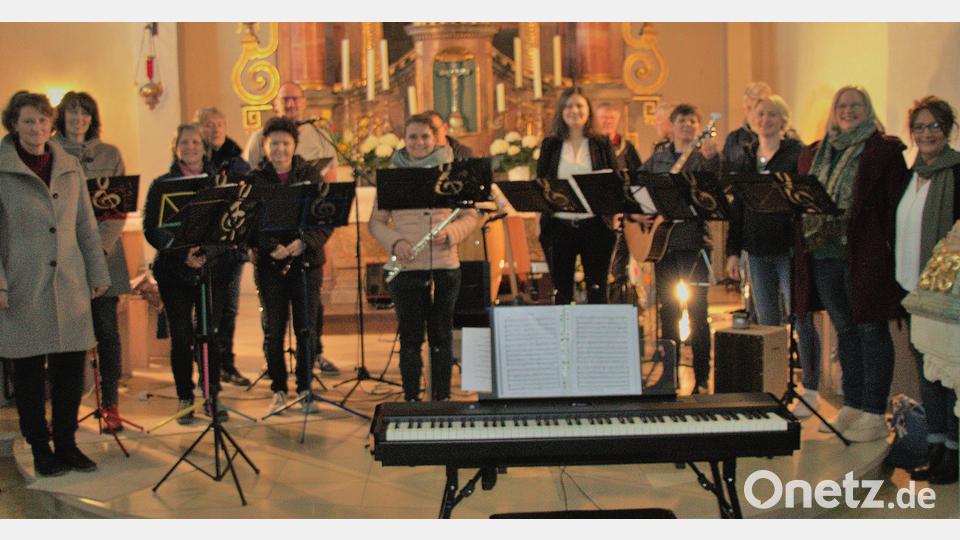 Die Gruppe "Grenzenlos" im Altarraum der St.-Vituskirche. Bild: no
