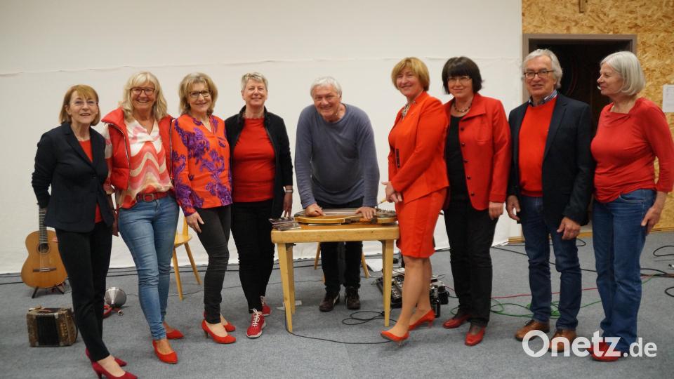 Dem Titel von Josef Brustmanns Programm, "Das Leben ist kurz, kauf dir die roten Schuhe", entsprechend waren einige Damen mit roten Schuhen erschienen. Die Frabe Rot dominierte auch bei den Kleidungsstücken. Bild: wel