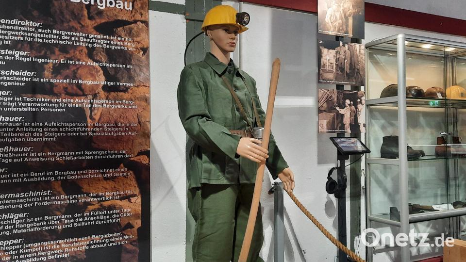 Pförtner, Steiger, Markscheider und viele weitere bergmännische Funktionen sind im Museum mit ihrer besonderen Kleidung zu sehen, darunter auch diese Arbeitskluft, die von den Kumpels bei der Arbeit untertage getragen wurden. Bild: Förderverein Maffeispiele/exb