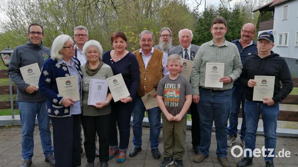 Nach der Ehrung für besondere Verdienste und beziehungsweise langjährige Mitgliedschaft: (von links) Schützenmeister Martin Partsch, Christiane Brandl, Bürgermeister Michael Göth, Lina Flierl, Andrea Haller-Trepesch, Georg Rupprecht, Günther Weiß, Leo Kurz, Markus Rupprecht, der scheidende Schützenheim-Wirt Heinz Wismeth und Armin Strobel. Bild: ZSG Rosenberg/exb