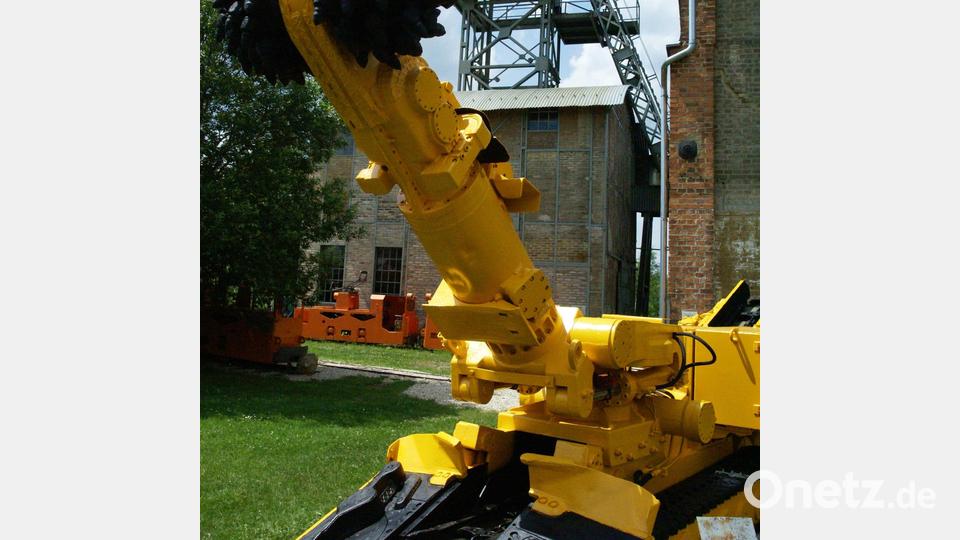 Auf dem Freigelände ist unter anderem die Teilschnittgewinnungsmaschine AM 50 zu sehen, die im Auerbacher Bergbau in der Grube Maffei erprobt und in Leonie eingesetzt wurde. Bild: Förderverein Maffeispiele/exb