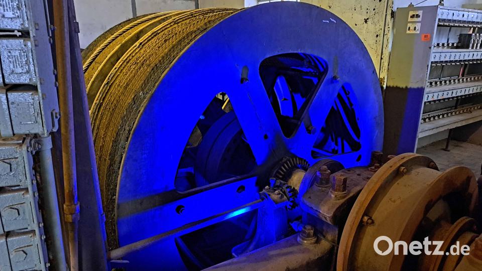 Über dieses stählerne Rad lief in den aktiven Zeiten des Maffei-Bergbaus das Stahlseil der Förderkörbe, die Bergleute zur Arbeit in die Grube und das gewonnene Eisenerz nach oben beförderten. Bild: Förderverein Maffeispiele/exb