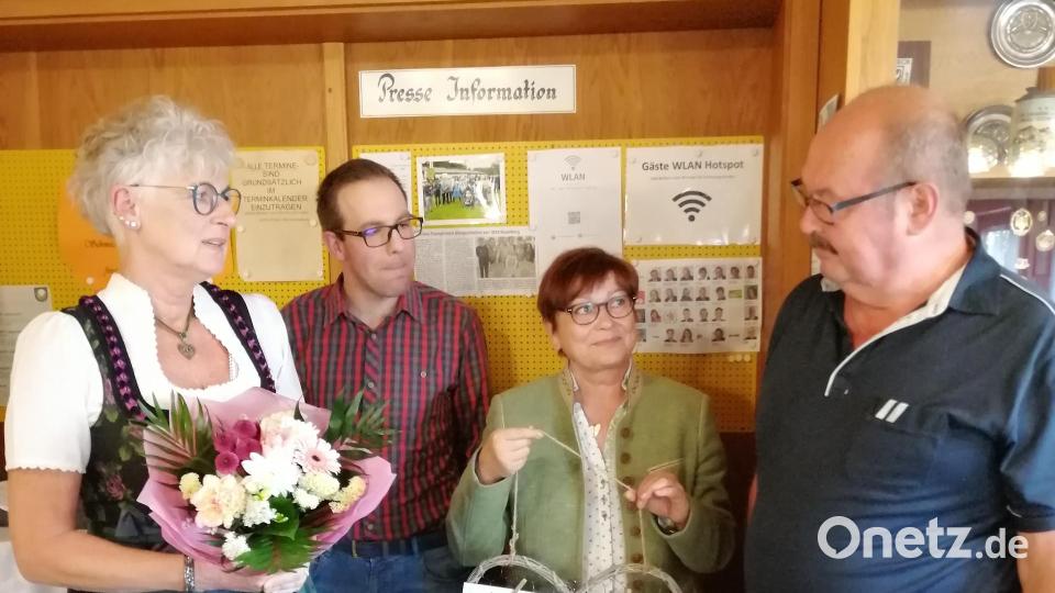 Die Schützengesellschaft und der Prosecco-Damenstammtisch sagen Servus: (von links) Christa Erras, Martin Partsch und Marion Schubert mit dem scheidenden Schützenheim-Wirt Heinz Wismeth. Bild: ZSG Rosenberg/exb